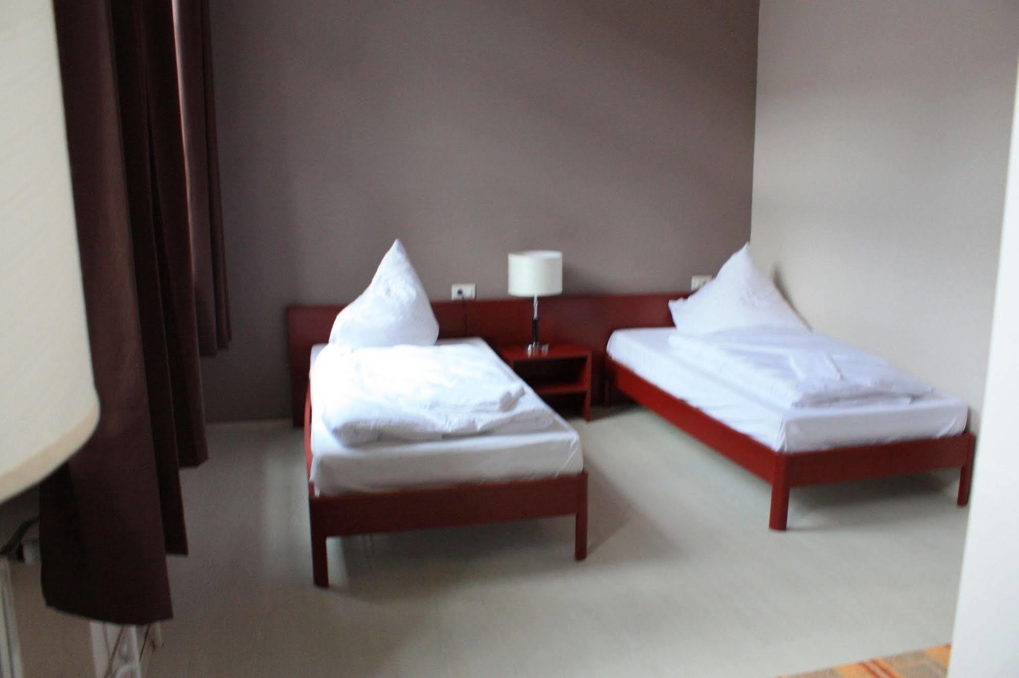Plus Berlin Hostel Und Hotel Exterior photo