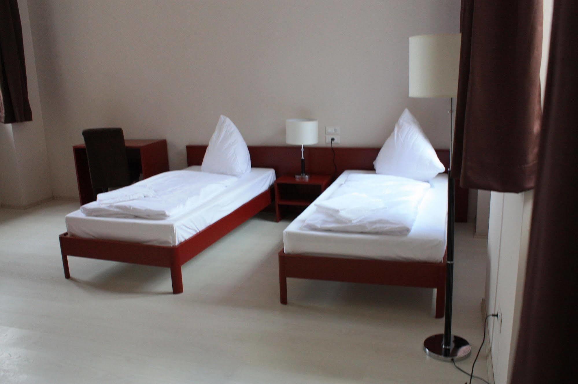 Plus Berlin Hostel Und Hotel Exterior photo